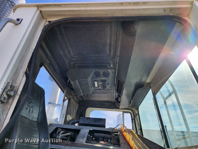 image for item KH9217 2001 Mack MR  truck cab and chassis