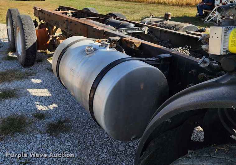 image for item KH9217 2001 Mack MR  truck cab and chassis