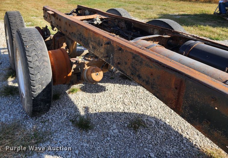 image for item KH9217 2001 Mack MR  truck cab and chassis