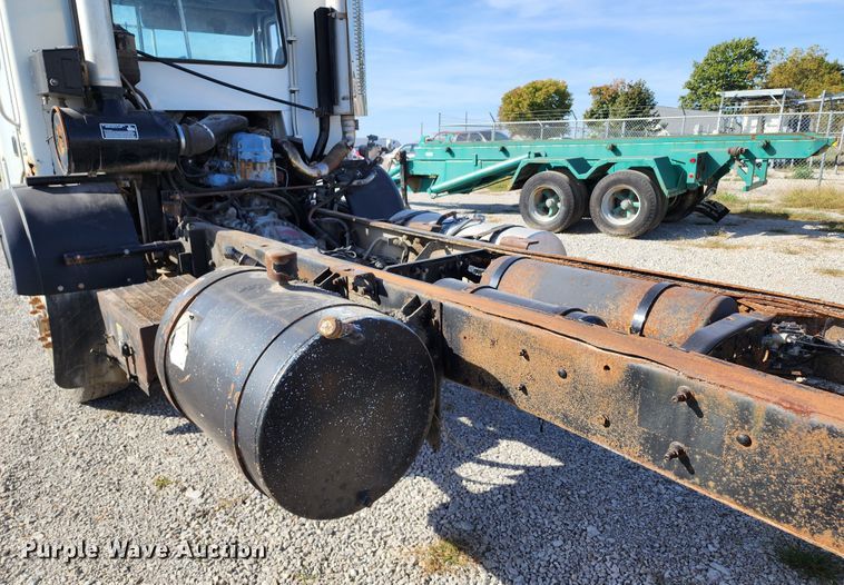 image for item KH9217 2001 Mack MR  truck cab and chassis