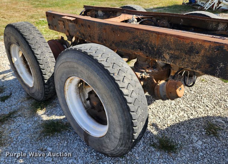 image for item KH9217 2001 Mack MR  truck cab and chassis