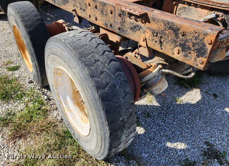 image for item KH9217 2001 Mack MR  truck cab and chassis