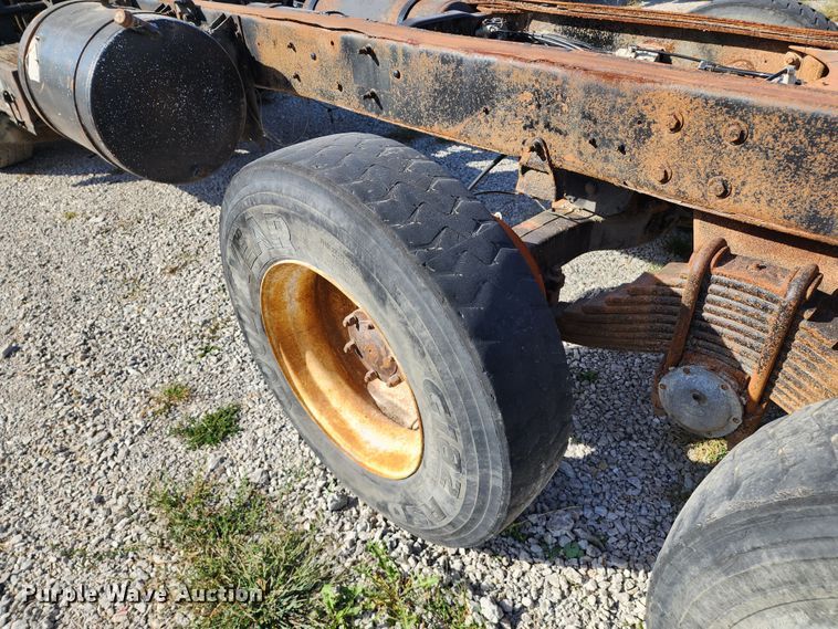 image for item KH9217 2001 Mack MR  truck cab and chassis