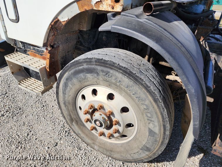 image for item KH9217 2001 Mack MR  truck cab and chassis