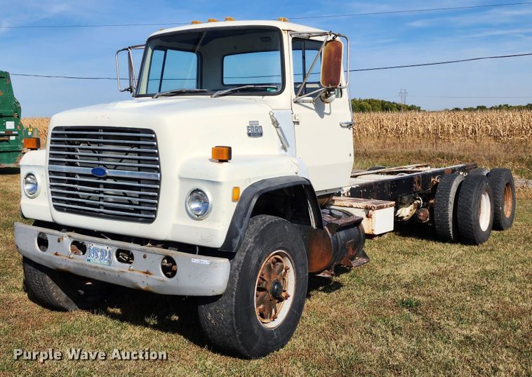 image for item KH9218 1986 Ford 8000  truck cab and chassis