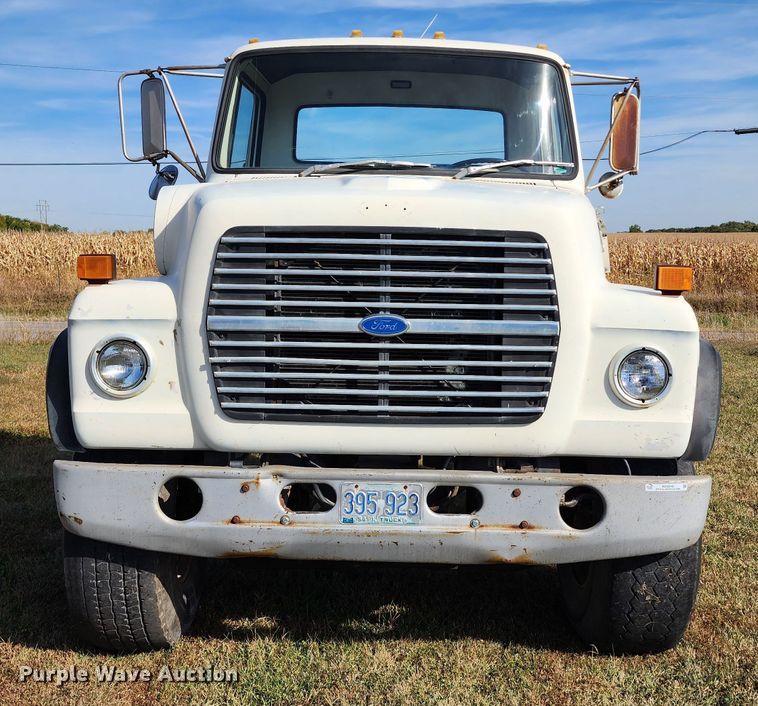 image for item KH9218 1986 Ford 8000  truck cab and chassis