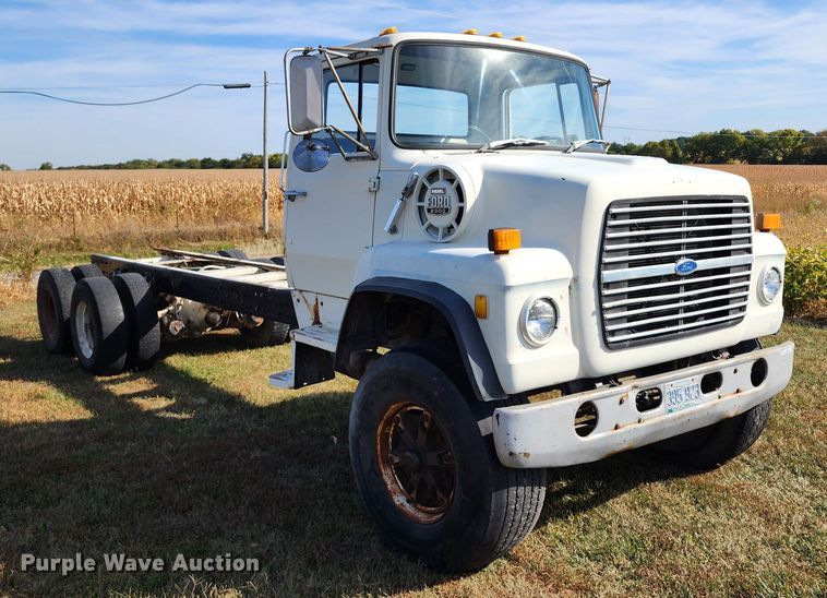 image for item KH9218 1986 Ford 8000  truck cab and chassis