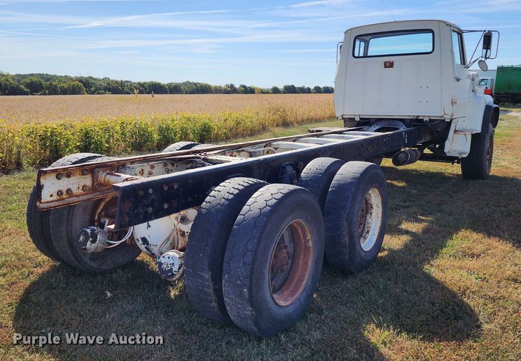 image for item KH9218 1986 Ford 8000  truck cab and chassis