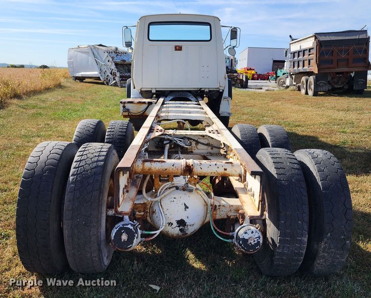 image for item KH9218 1986 Ford 8000  truck cab and chassis