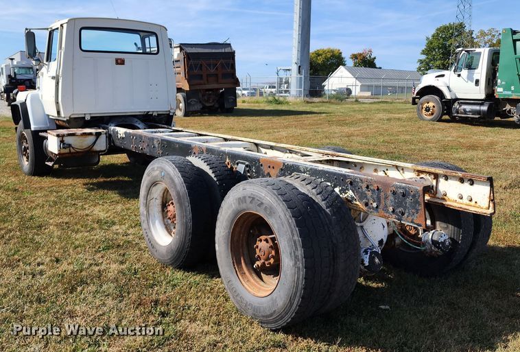 image for item KH9218 1986 Ford 8000  truck cab and chassis