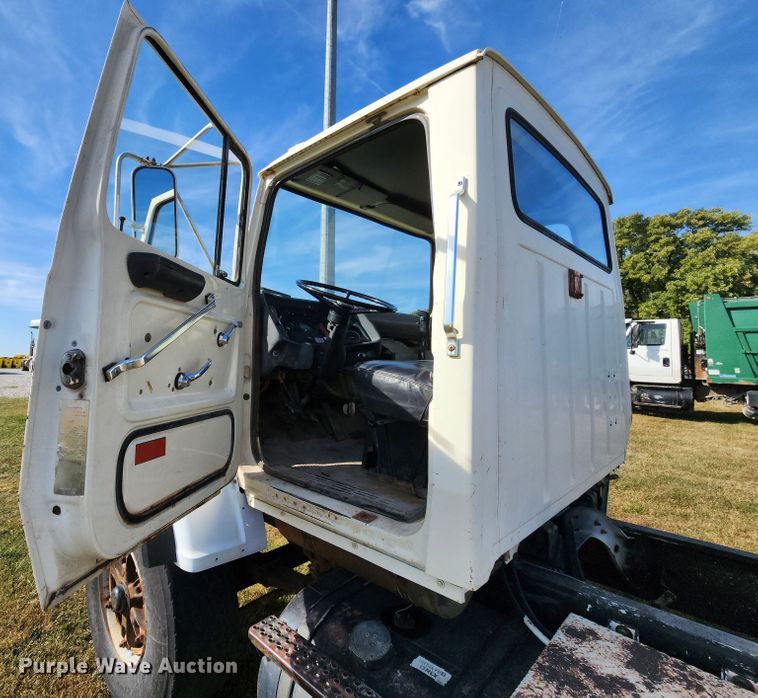 image for item KH9218 1986 Ford 8000  truck cab and chassis