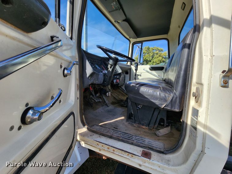 image for item KH9218 1986 Ford 8000  truck cab and chassis