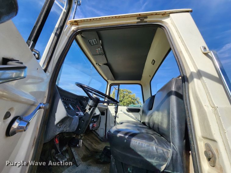 image for item KH9218 1986 Ford 8000  truck cab and chassis