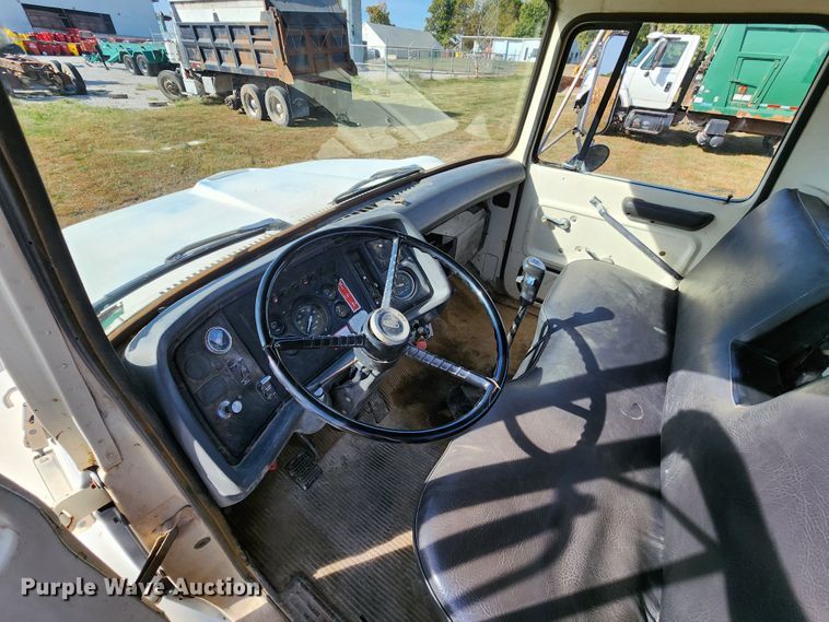 image for item KH9218 1986 Ford 8000  truck cab and chassis