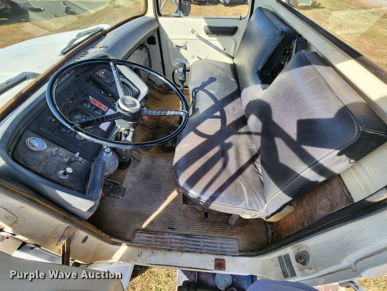 image for item KH9218 1986 Ford 8000  truck cab and chassis