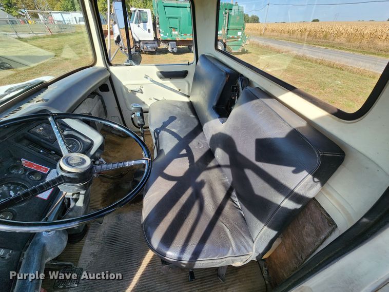 image for item KH9218 1986 Ford 8000  truck cab and chassis