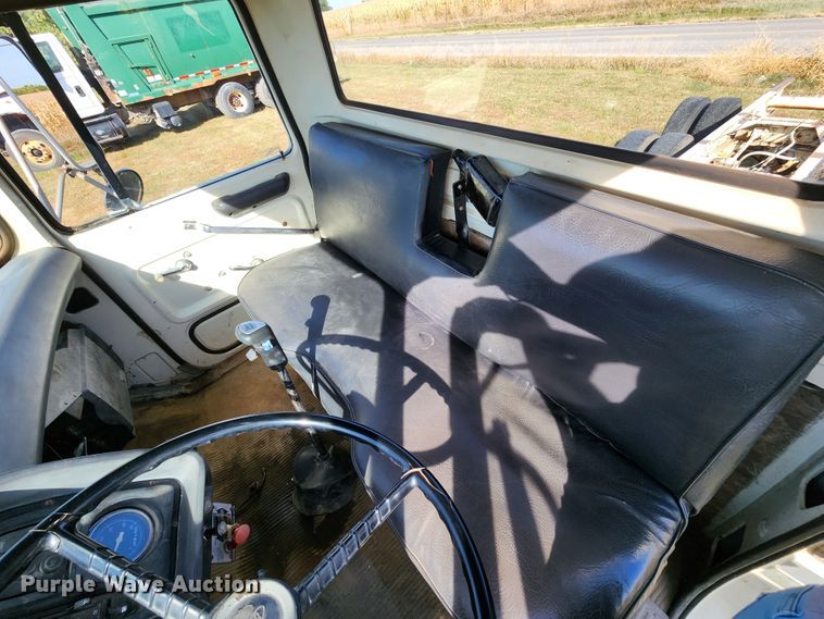 image for item KH9218 1986 Ford 8000  truck cab and chassis