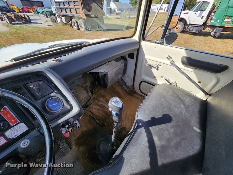 image for item KH9218 1986 Ford 8000  truck cab and chassis