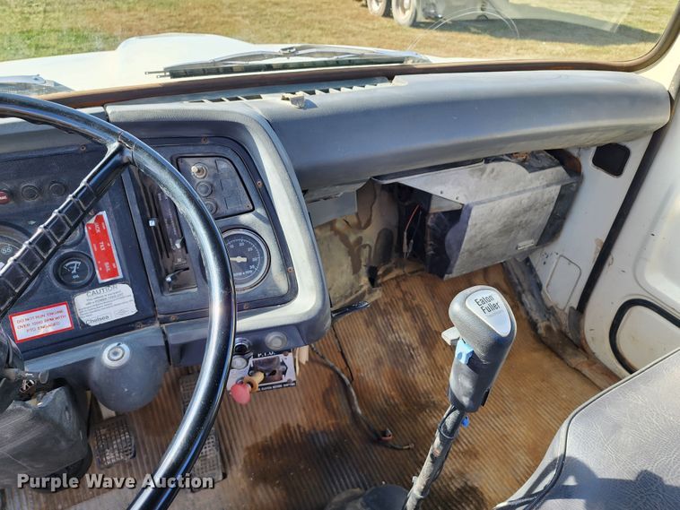 image for item KH9218 1986 Ford 8000  truck cab and chassis