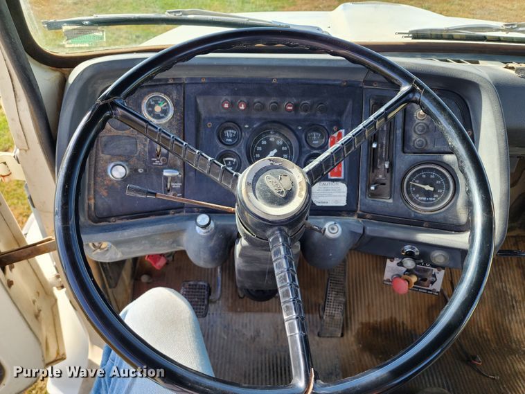 image for item KH9218 1986 Ford 8000  truck cab and chassis