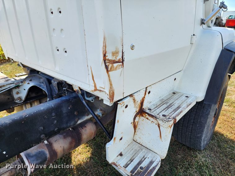 image for item KH9218 1986 Ford 8000  truck cab and chassis