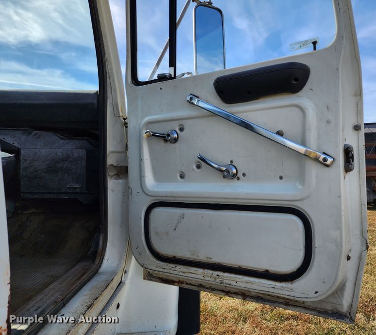 image for item KH9218 1986 Ford 8000  truck cab and chassis