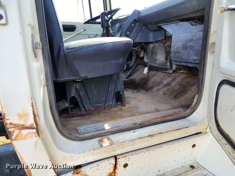image for item KH9218 1986 Ford 8000  truck cab and chassis