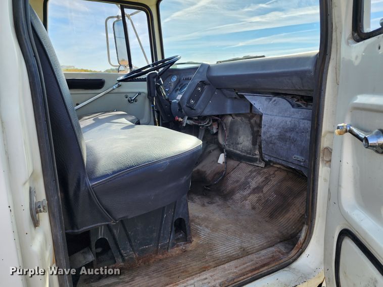 image for item KH9218 1986 Ford 8000  truck cab and chassis