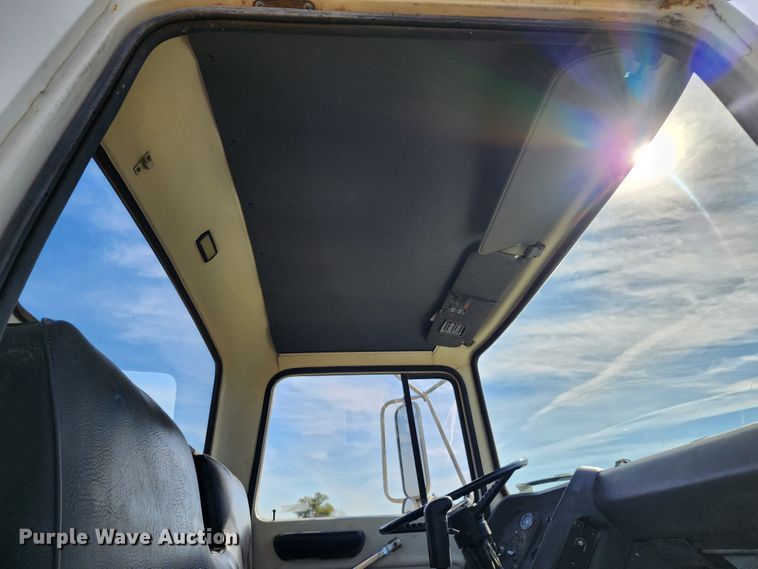 image for item KH9218 1986 Ford 8000  truck cab and chassis