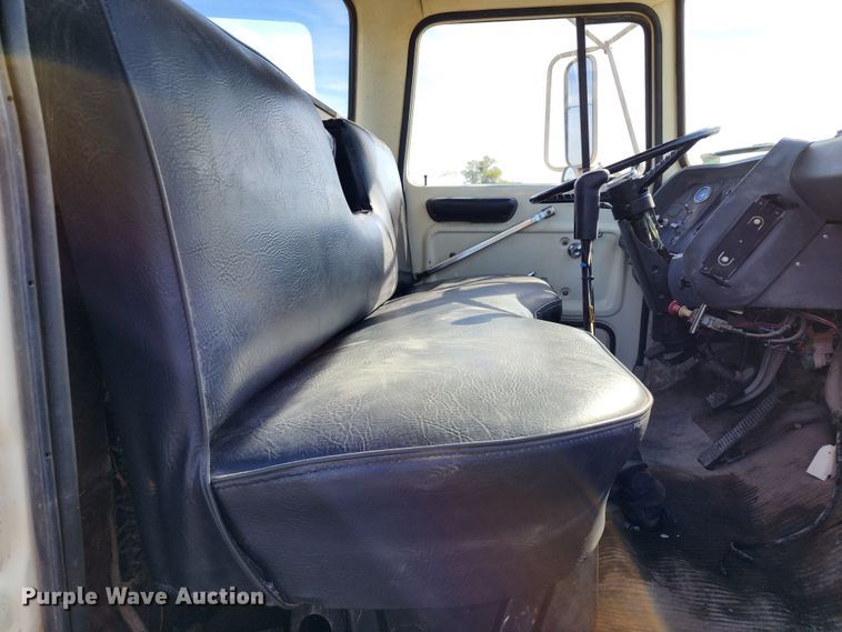 image for item KH9218 1986 Ford 8000  truck cab and chassis