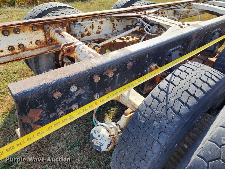 image for item KH9218 1986 Ford 8000  truck cab and chassis