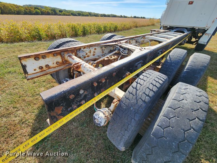 image for item KH9218 1986 Ford 8000  truck cab and chassis