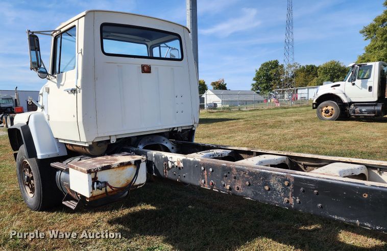 image for item KH9218 1986 Ford 8000  truck cab and chassis