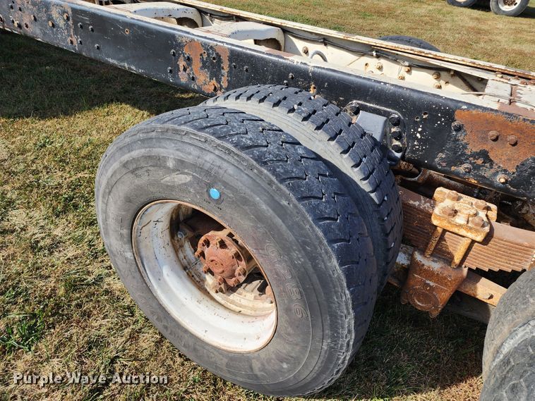 image for item KH9218 1986 Ford 8000  truck cab and chassis