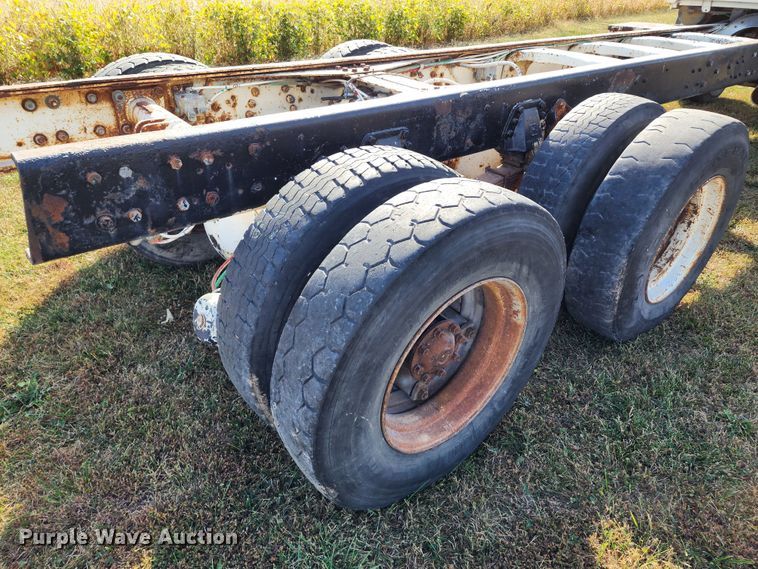 image for item KH9218 1986 Ford 8000  truck cab and chassis