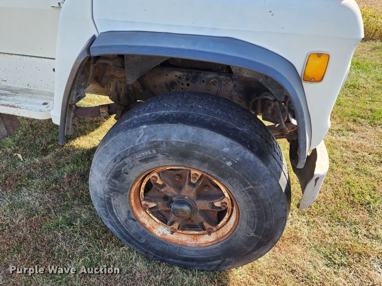 image for item KH9218 1986 Ford 8000  truck cab and chassis