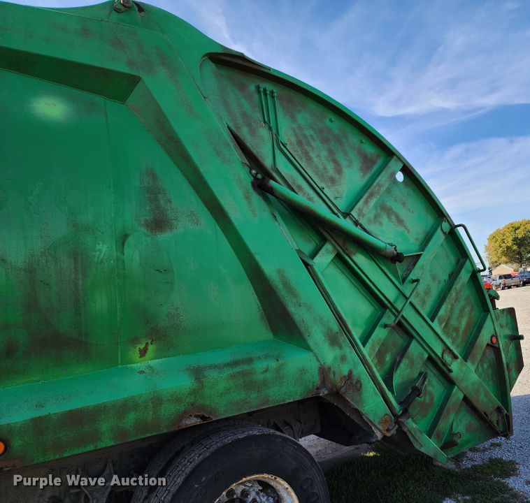 image for item KH9221 2008 Ford F750 Super Duty  refuse truck