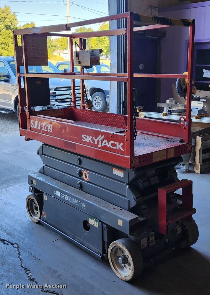 image for item KH9234 2007 Skyjack SJIII 3219  scissor lift