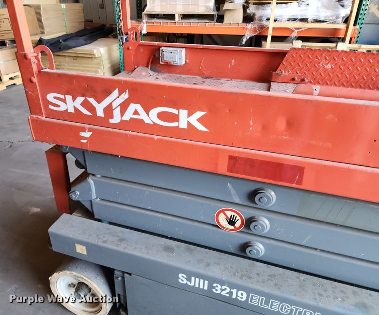 image for item KH9234 2007 Skyjack SJIII 3219  scissor lift