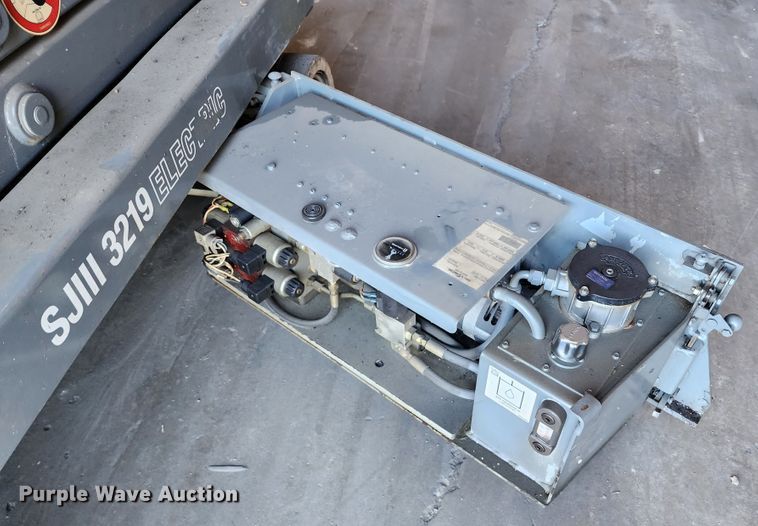 image for item KH9234 2007 Skyjack SJIII 3219  scissor lift
