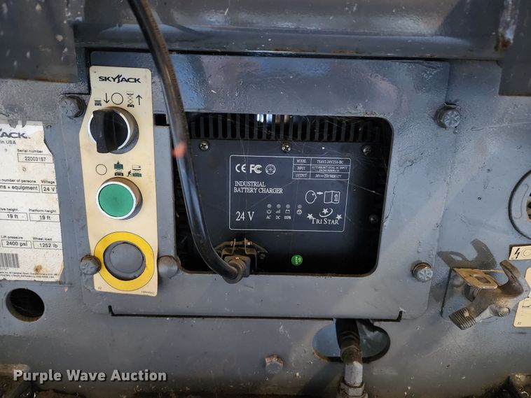 image for item KH9234 2007 Skyjack SJIII 3219  scissor lift