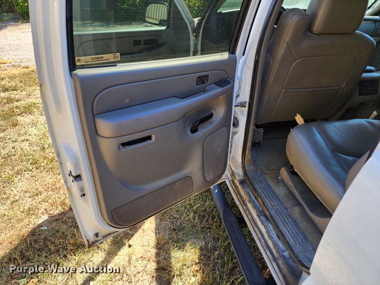 image for item KH9250 2005 Chevrolet Suburban 1500  SUV