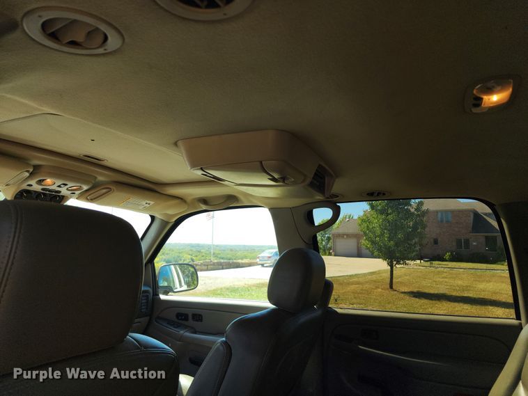 image for item KH9250 2005 Chevrolet Suburban 1500  SUV