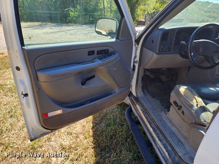 image for item KH9250 2005 Chevrolet Suburban 1500  SUV