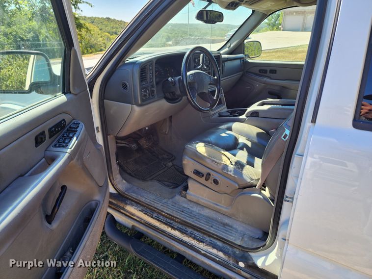 image for item KH9250 2005 Chevrolet Suburban 1500  SUV