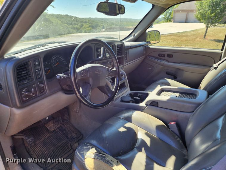 image for item KH9250 2005 Chevrolet Suburban 1500  SUV