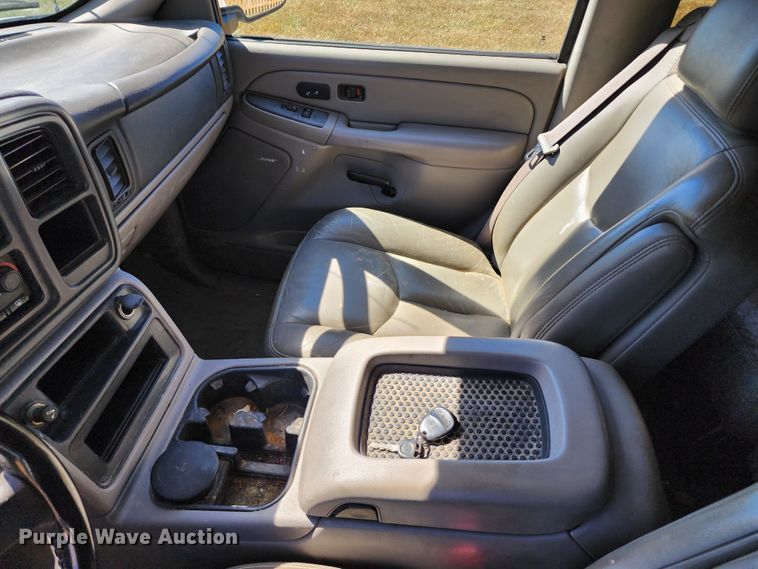 image for item KH9250 2005 Chevrolet Suburban 1500  SUV