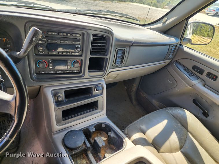 image for item KH9250 2005 Chevrolet Suburban 1500  SUV