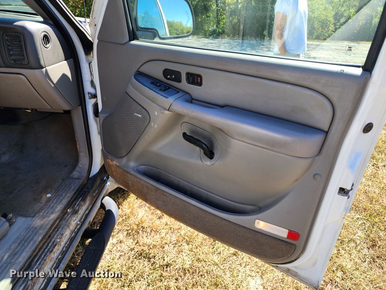 image for item KH9250 2005 Chevrolet Suburban 1500  SUV