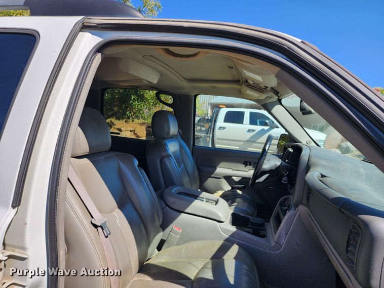 image for item KH9250 2005 Chevrolet Suburban 1500  SUV